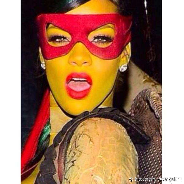 Para ser uma Tartaruga Ninja por uma noite Rihanna investiu no batom vermelho e no tra?o de delineador preto